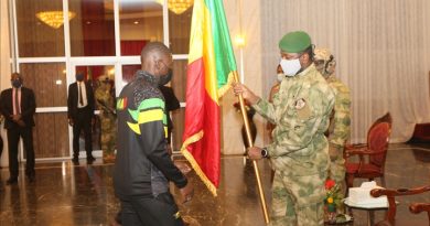 CAN Cameroun 2022: le Président de la Transition a remis le drapeau national aux Aigles Seniors