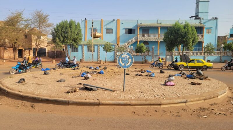 Bamako, ville aux ronds-points très sales, et capitale de l’ensablement des voies publiques